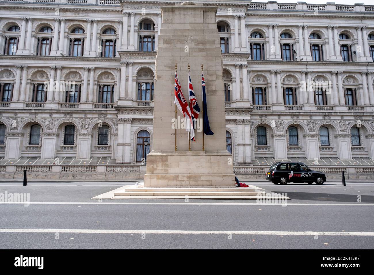 Das Cenotaph über Whitehall am 6.. September 2022 in London, Großbritannien. Dieses Denkmal für diejenigen, die ihr Leben in den Weltkriegen I und II gegeben haben, steht im Mittelpunkt der englischen Erinnerung an die verstorbenen Soldaten und Frauen. Das Epitaph liest The Glorious Dead. Stockfoto