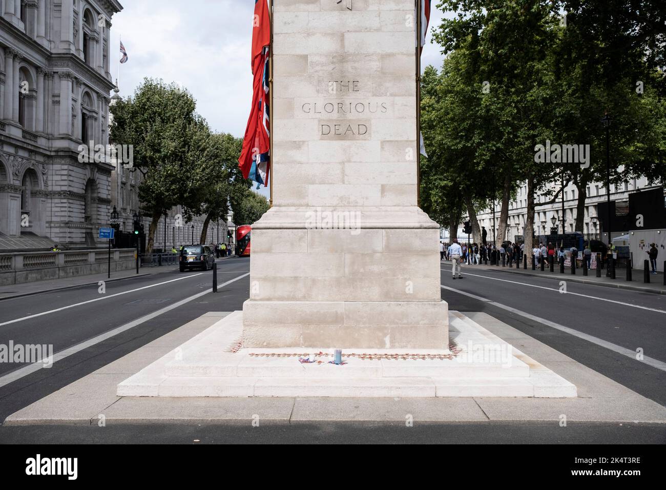 Das Cenotaph über Whitehall am 6.. September 2022 in London, Großbritannien. Dieses Denkmal für diejenigen, die ihr Leben in den Weltkriegen I und II gegeben haben, steht im Mittelpunkt der englischen Erinnerung an die verstorbenen Soldaten und Frauen. Das Epitaph liest The Glorious Dead. Stockfoto