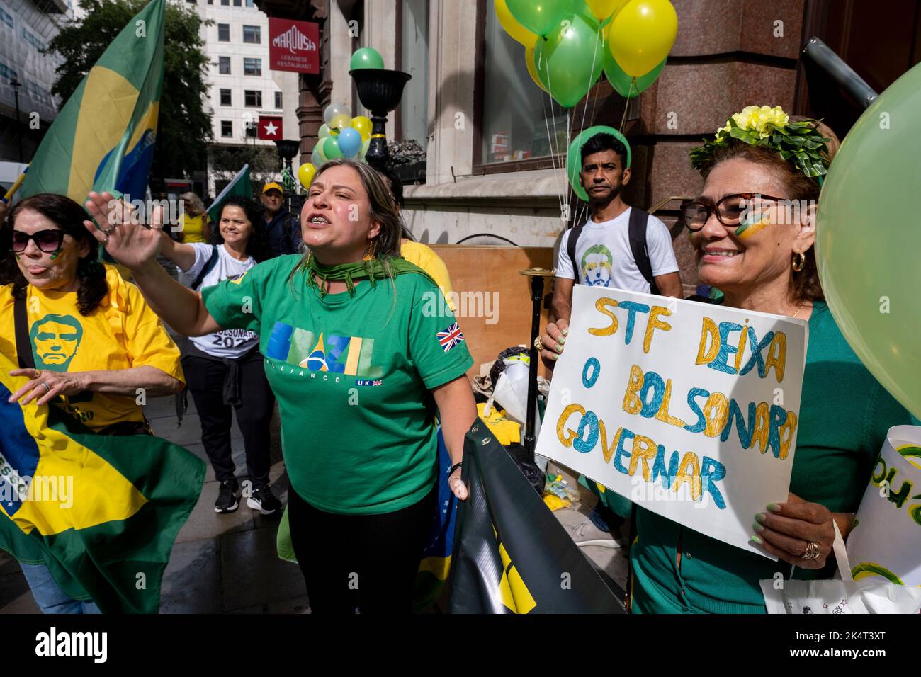 Brasilianische Demonstranten versammeln sich am 7.. September 2022 vor dem brasilianischen Generalkonsulat in London / Consulado-Geral do Brasil em Londres zur Unterstützung ihres Präsidenten Bolsonaro in London, Großbritannien. Die Demonstranten skandierten gegen die BBC, die sie fälschlicherweise über Bolsonaro berichteten, während sie für seine Politik, einschließlich der Wirtschaft, und für seine Wiederwahl im Jahr 2022 riefen. Stockfoto