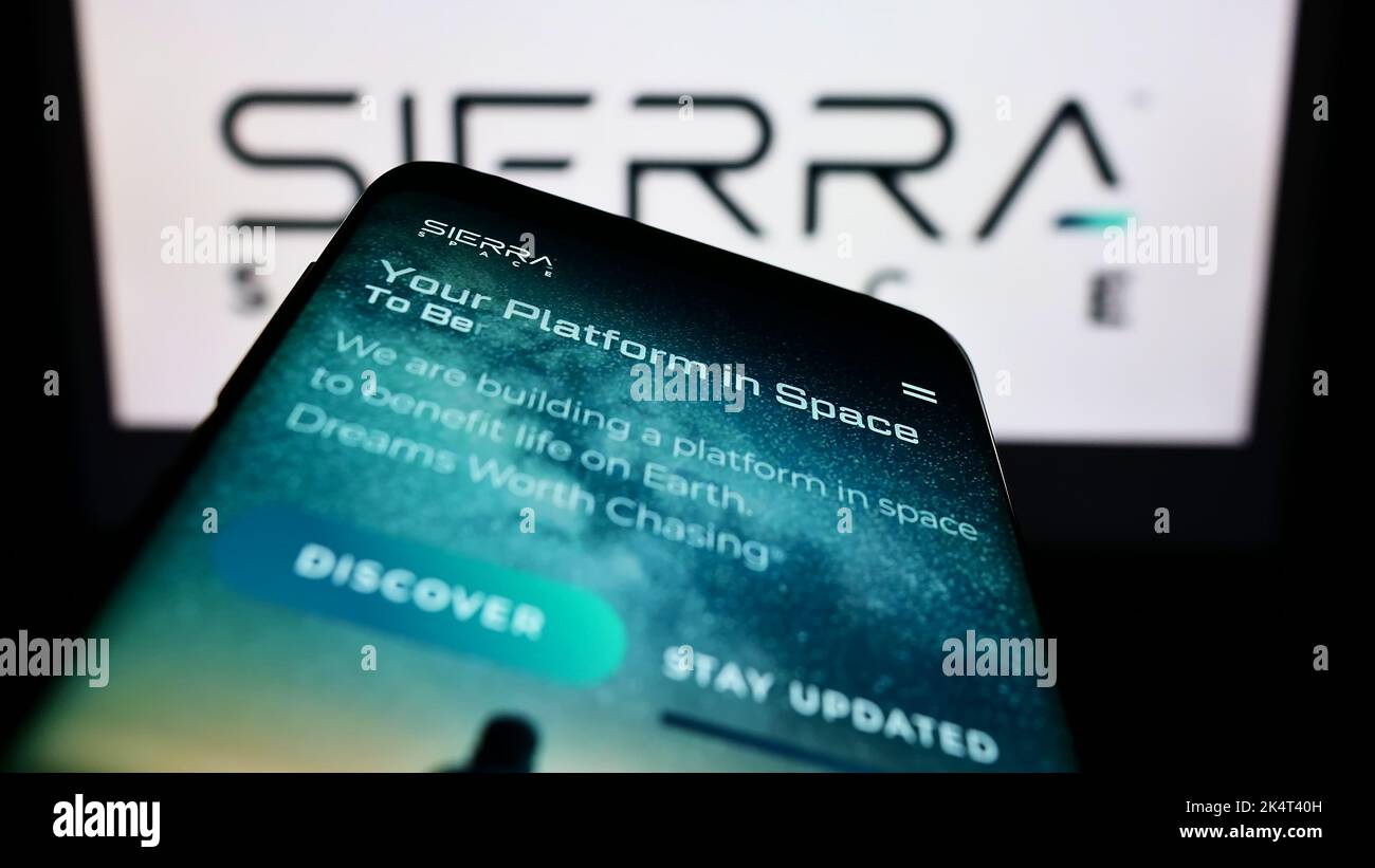 Mobiltelefon mit Website des amerikanischen Luft- und Raumfahrtunternehmens Sierra Space Corporation auf dem Bildschirm vor dem Logo. Konzentrieren Sie sich auf die obere linke Seite des Telefondisplays. Stockfoto