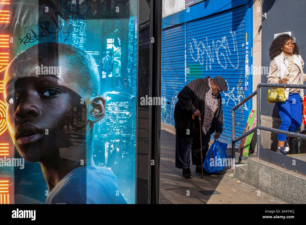 Lewisham, London, Großbritannien. Sept 29 2022 .älterer Mann, der mit schwerer Einkaufstasche kämpft. Stockfoto