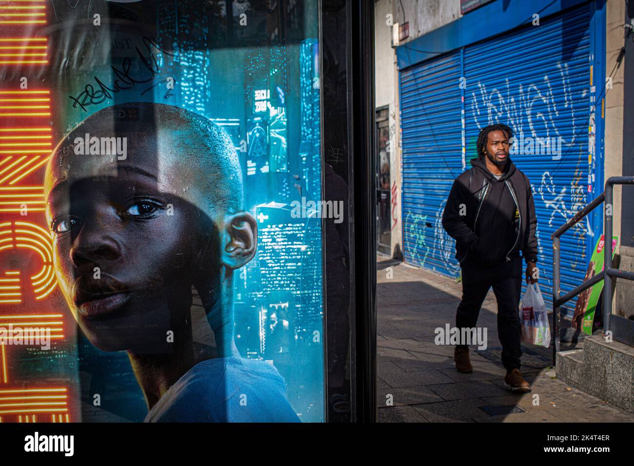 London, Großbritannien. Sept 29 2022 .Black caribbean Mann in High Street Lewisham , hat eine der größten schwarzen Karibik Bevölkerung . Stockfoto