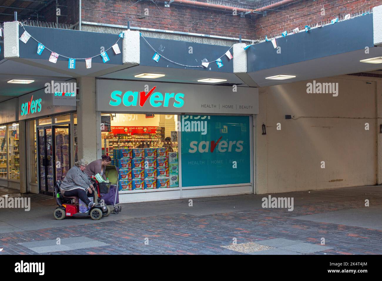 London, Großbritannien. Sept 29 2022 .Savers Supermarkt mit Kunden im Rollstuhl . Einkaufszentrum Lewisham Catford . Stockfoto