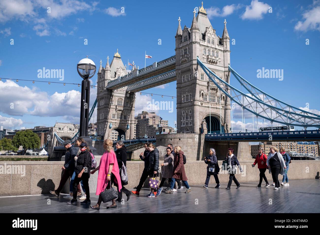 Lange Schlangen von Menschen an der Tower Bridge warten geduldig in der ...