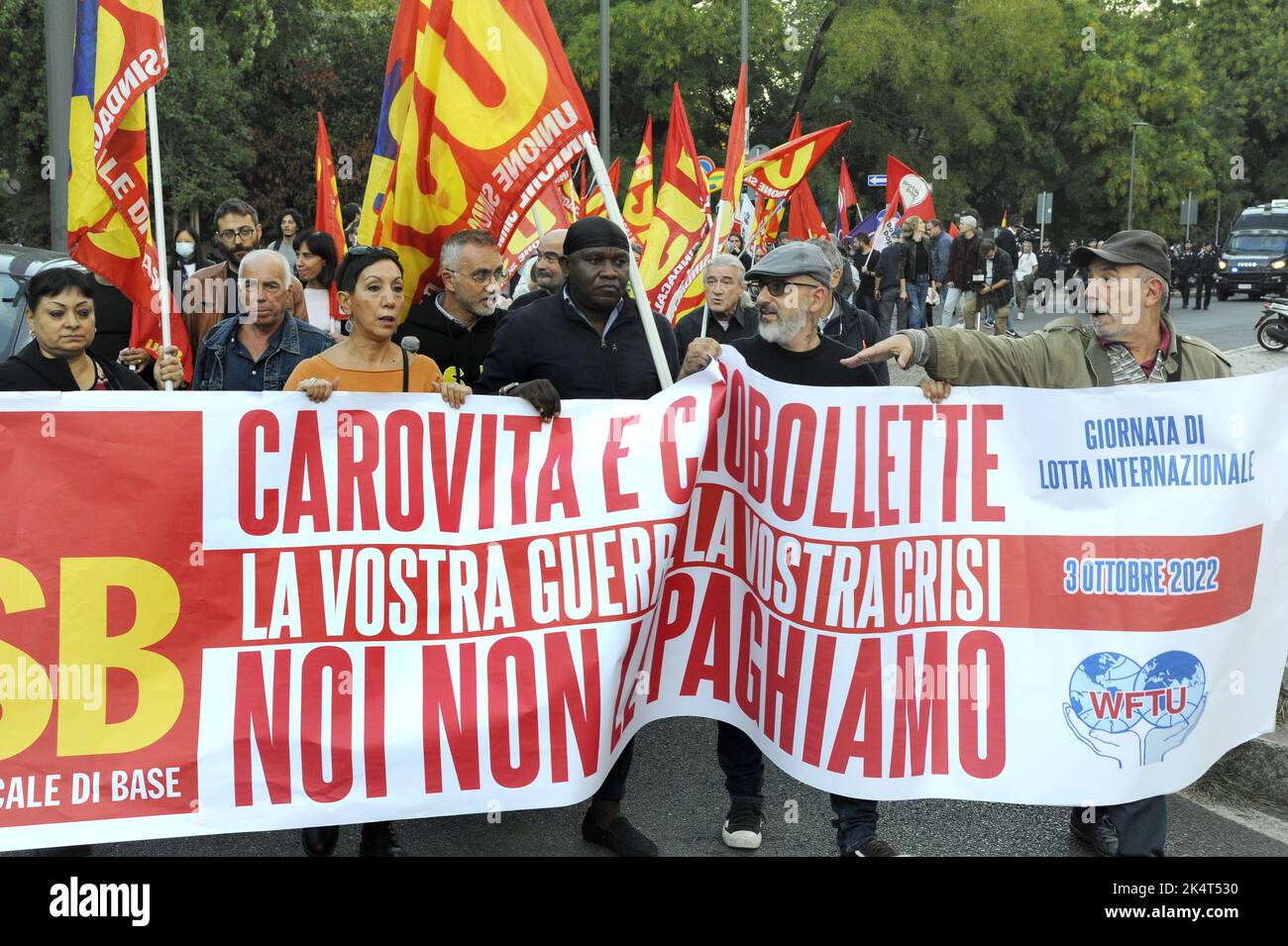 Mailand, 2022. Oktober, protestieren USB-Basisgewerkschaften vor dem ENI-Stadtbüro gegen steigende Gaspreise aufgrund der internationalen Energiekrise und Spekulationen. Ein Faksimile der Gasrechnung wird verbrannt Stockfoto