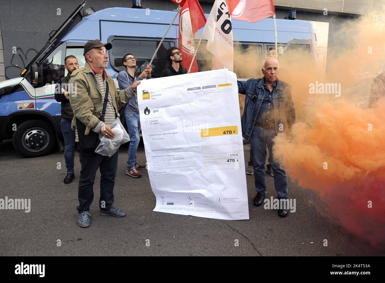 Mailand, 2022. Oktober, protestieren USB-Basisgewerkschaften vor dem ENI-Stadtbüro gegen steigende Gaspreise aufgrund der internationalen Energiekrise und Spekulationen. Ein Faksimile der Gasrechnung wird verbrannt Stockfoto