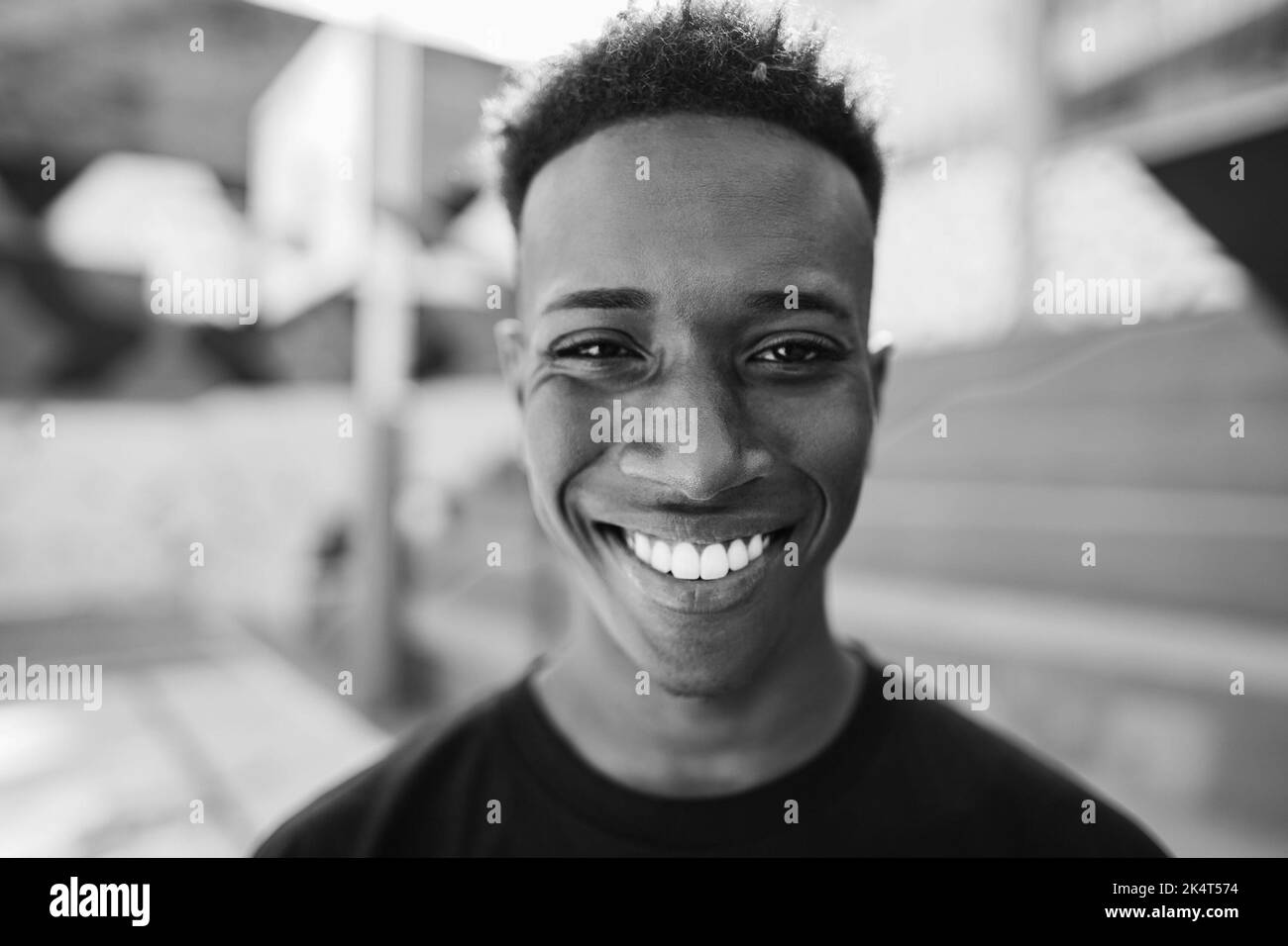 Afrikanischer Mann beim Blick auf die Kamera im Basketballfeld - Hauptfokus auf Nase - Schwarz-Weiß-Schnitt. Stockfoto