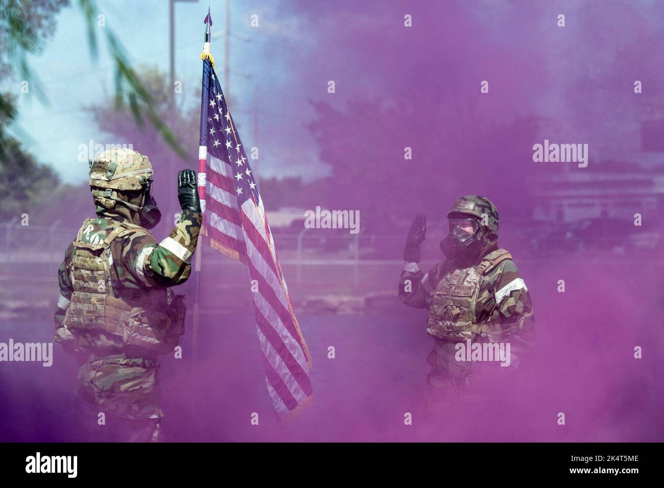 Tulsa, Oklahoma, USA. 20. September 2022. Personal Sgt. Jessica Middleton, rechts, 138. Assistentin des Zivilingenieurgeschwaders, rezitiert den Eid der Einberufung, während sie sich in der Mission Oriented Protective Posture Gear auf der Tulsa Air National Guard Base, Okla., 20. September 2022, aufmachte. Middleton, ein gebürtiger Oklahoma, ist seit sechs Jahren Mitglied des 138. Fighter Wing und wurde von Maj. Nichola Reynolds, Director of Operations von 219. Engineering Installation Squadron, erneut aufgenommen. Quelle: U.S. National Guard/ZUMA Press Wire Service/ZUMAPRESS.com/Alamy Live News Stockfoto
