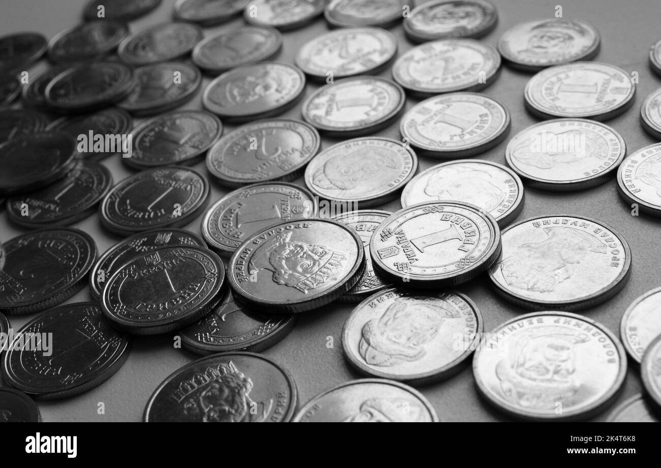 Vorder- und Rückseite der ukrainischen Münzen von 1 und 2 Griwna sind verstreut Winkel Ansicht Stock Foto Stockfoto