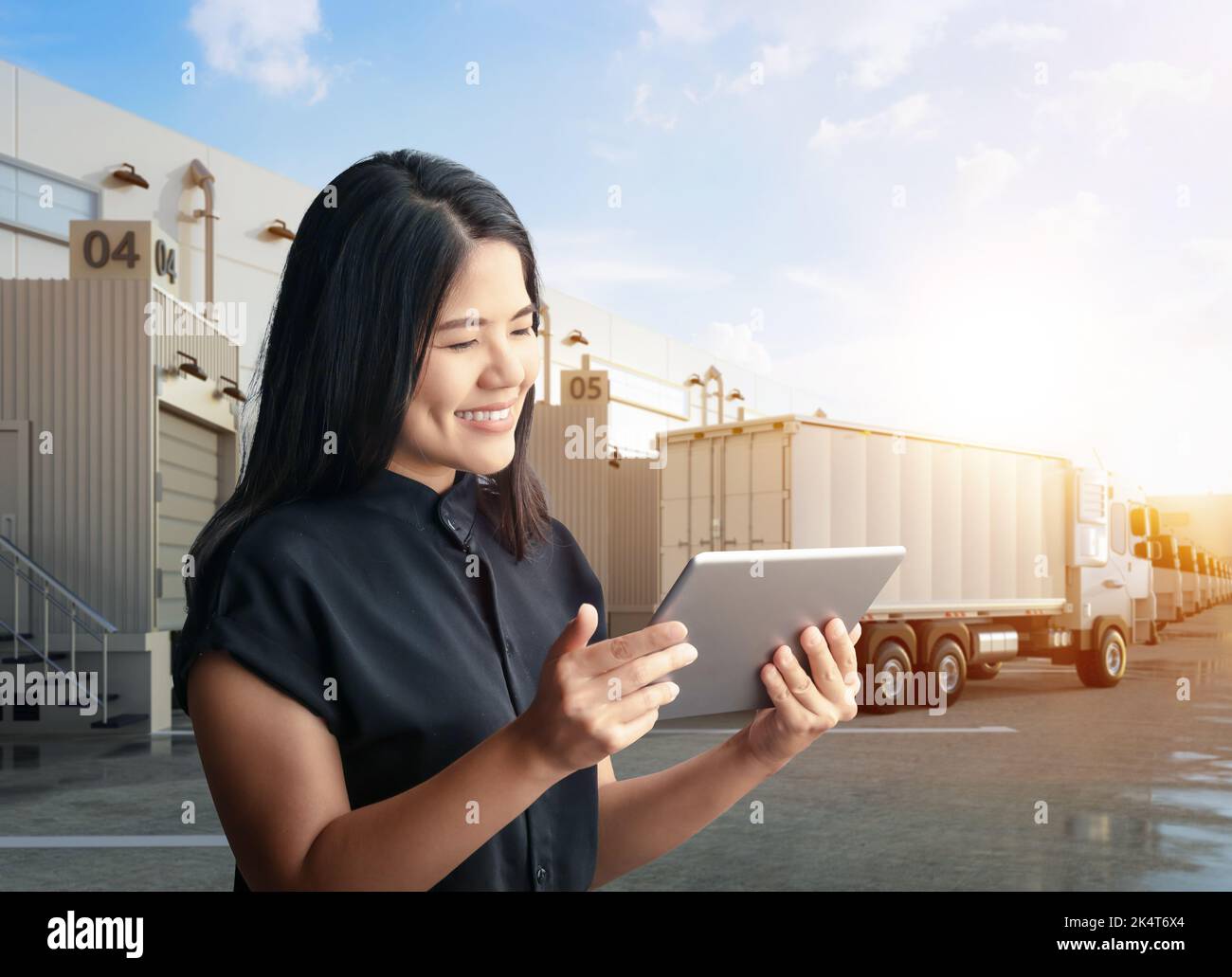 Lager- oder Logistiksystemverwaltung mit Assistent und digitalem Tablet Stockfoto