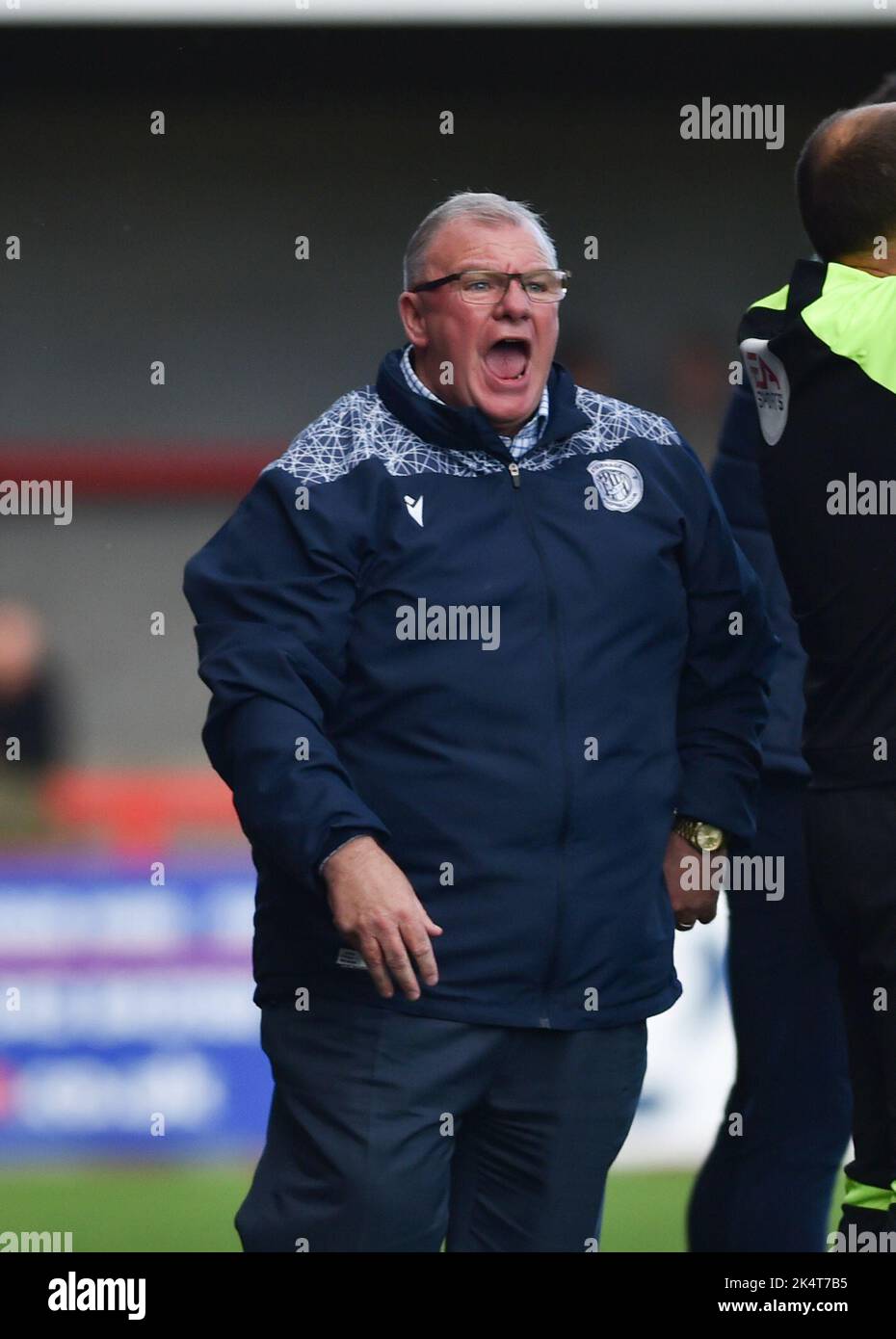 Stevenage Manager Steve Evans wird während des Sky Bet EFL League 2-Spiels zwischen Crawley Town und Stevenage im Broadfield Stadium, Crawley , Großbritannien - 1. Oktober 2022 Foto Simon Dack / nur zur Verwendung von Tele Images Editorial. Kein Merchandising. Für Fußballbilder gelten Einschränkungen für FA und Premier League. Keine Nutzung von Internet/Mobilgeräten ohne FAPL-Lizenz. Weitere Informationen erhalten Sie von Football Dataco Stockfoto