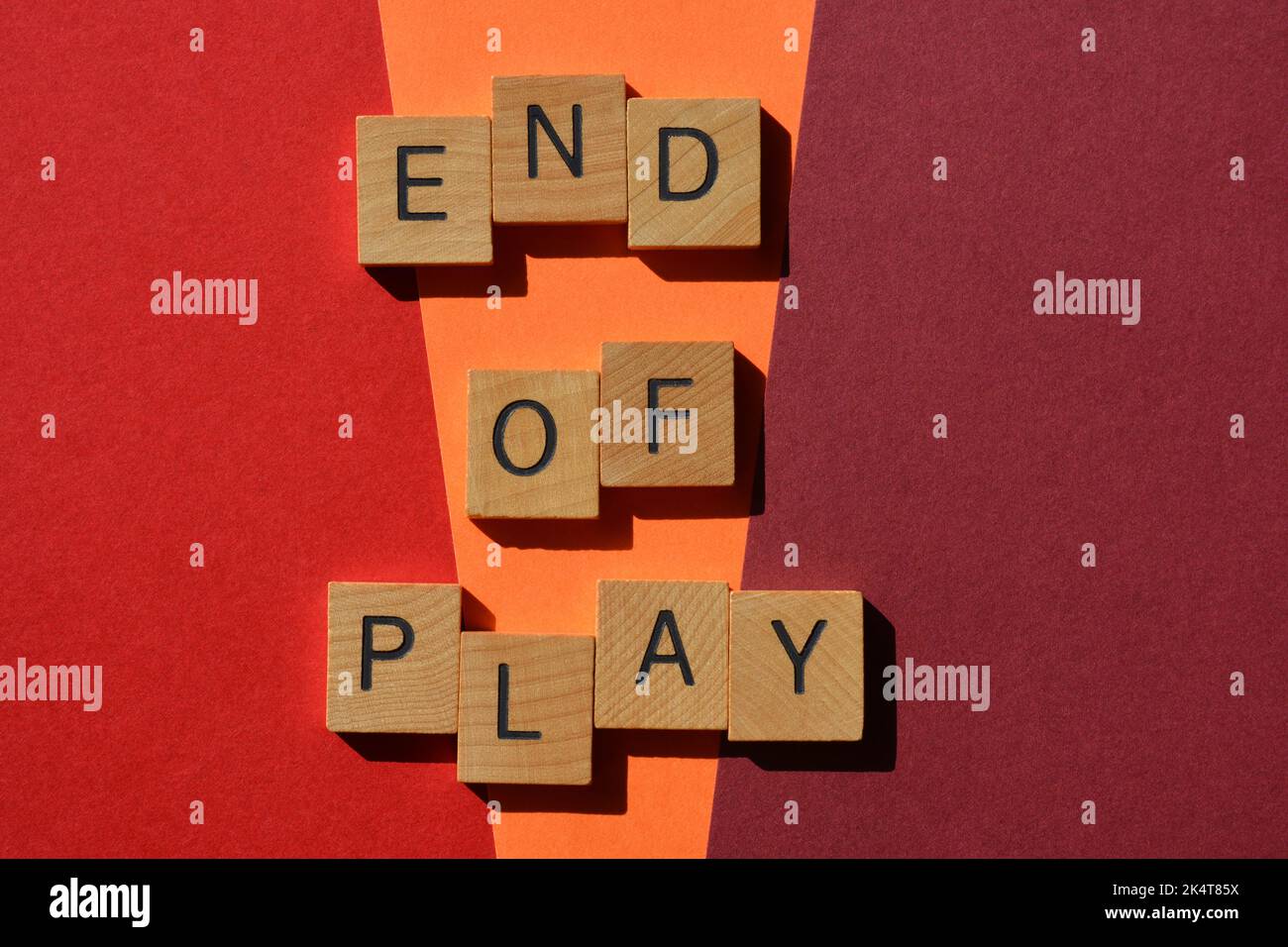 Ende des Spiels, Ausdruck in Holzbuchstaben, Geschäftsjargon, um das Ende des Arbeitstages zu beschreiben Stockfoto