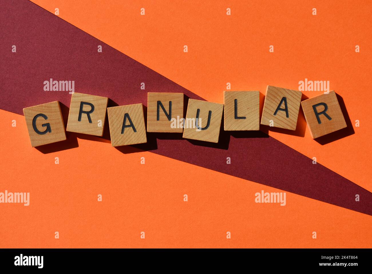 Granulare, Wort Inn hölzernen Alphabet Buchstaben, Business Jargon bedeutet alles über die Details, wie in, wie die kleineren Fragen machen das größere Bild Stockfoto