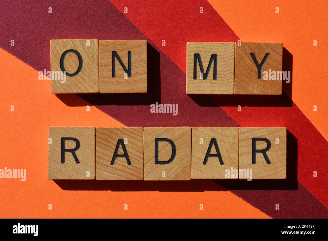 Auf My Radar, Wörter in Holzalphabetbuchstaben isoliert auf dem Hintergrund. Ein Satz, der verwendet wird, wenn Sie sich der Notwendigkeit bewusst sind, etwas zu tun, aber nicht r erhalten haben Stockfoto