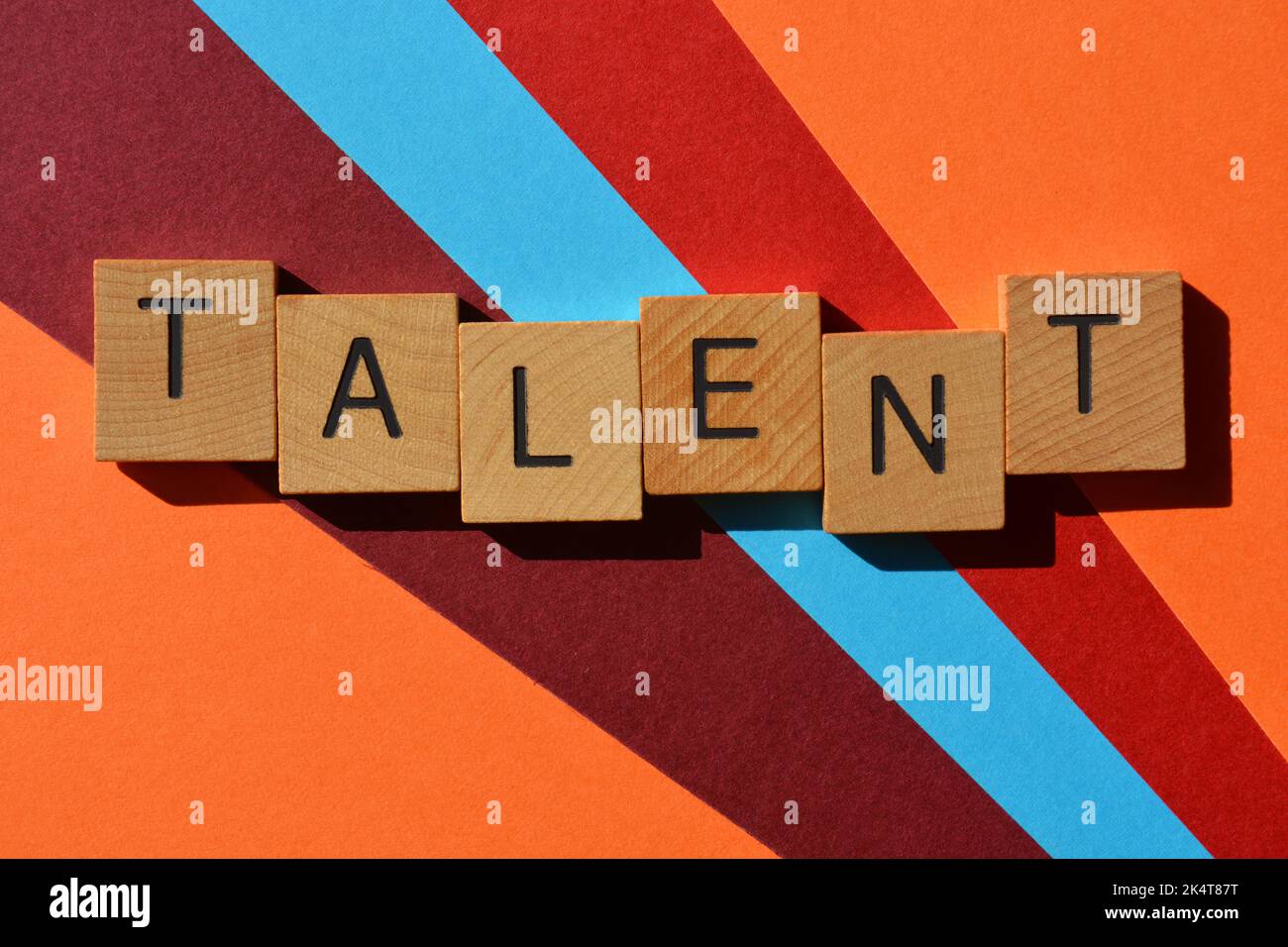 Talent, Wort in hölzernen Buchstaben Alphabet isoliert auf hellen und bunten Hintergrund. Business-Schlagwort für einen Mitarbeiter Stockfoto