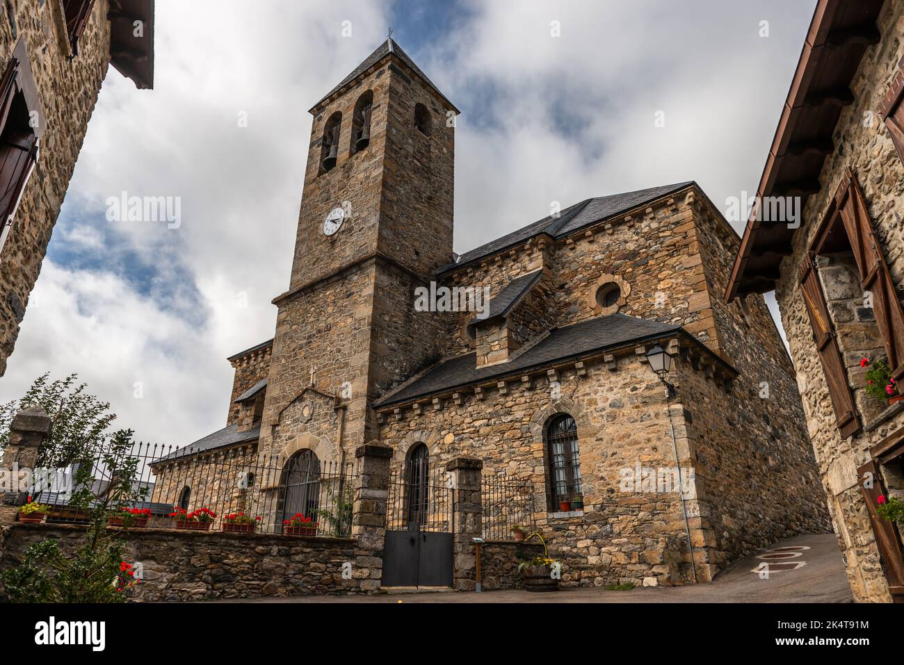 Kirche im kleinen Dorf Lanuza, in der Nähe von Sallent de Gallego, im Tena-Tal, in der Provinz Aragon, Spanien Stockfoto