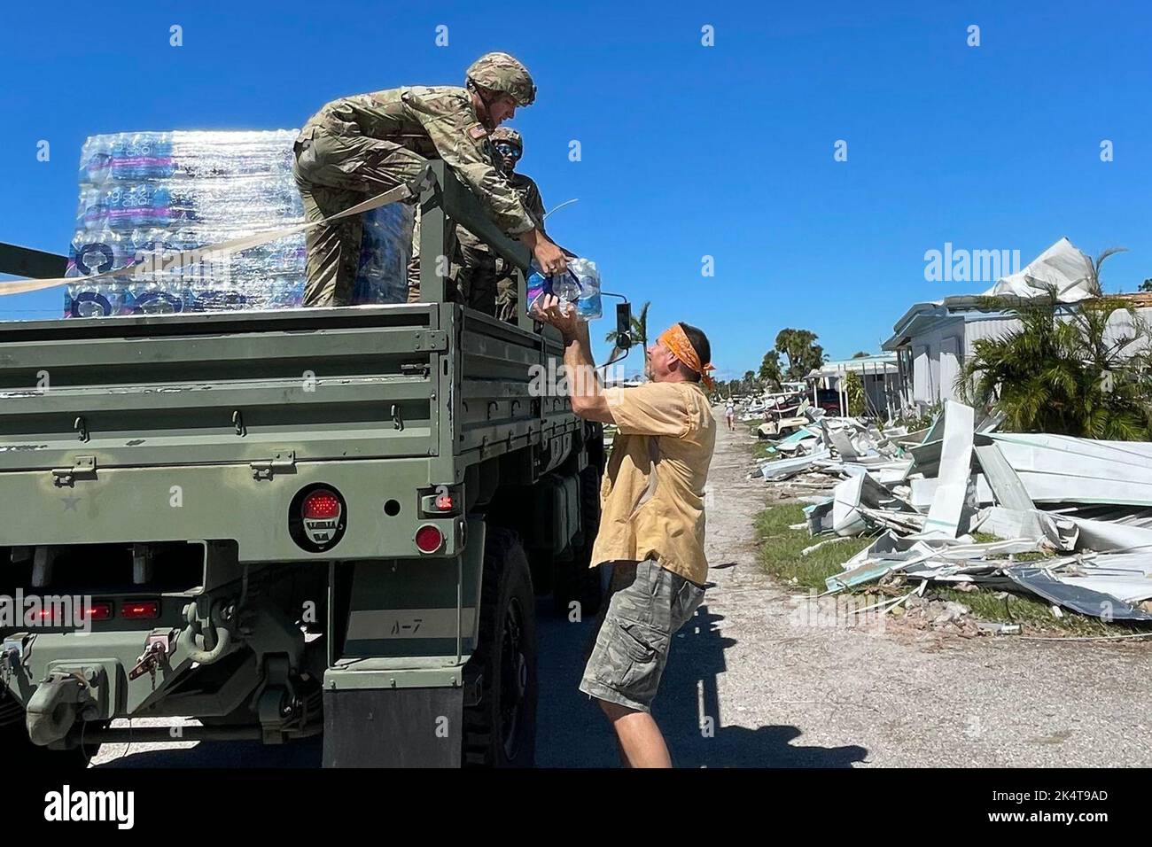 Florida, USA. 2. Oktober 2022. Soldaten aus dem Jahr 1, 265. Air Defence Artillery (ADA) liefern Nahrung und Wasser in die von dem US-amerikanischen Flughund Ian verwüsteten Viertel, Port Charlotte, Florida, 2. Oktober 2022. Wir haben Kräfte, die im ganzen Staat tätig sind und die den bedürftigsten Gebieten helfen. Kredit: U.S. Army/ZUMA Press Wire Service/ZUMAPRESS.com/Alamy Live Nachrichten Stockfoto