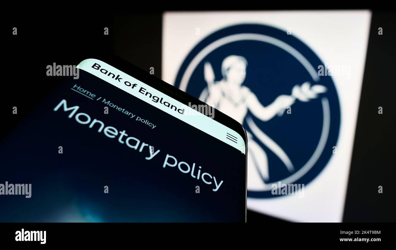 Smartphone mit Webseite der britischen Emittentin Bank of England auf dem Bildschirm vor dem Logo. Konzentrieren Sie sich auf die obere linke Seite des Telefondisplays. Stockfoto