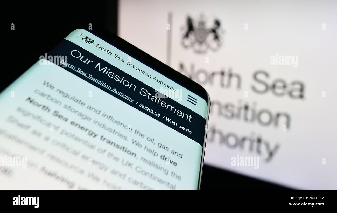 Smartphone mit Webseite der britischen North Sea Transition Authority (NSTA) auf dem Bildschirm vor dem Logo. Konzentrieren Sie sich auf die obere linke Seite des Telefondisplays. Stockfoto