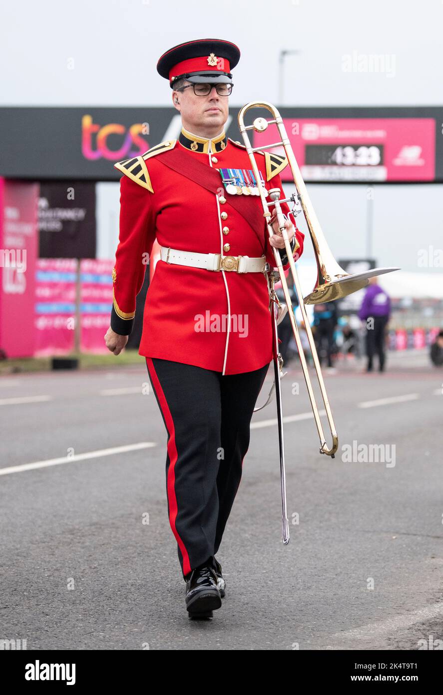 Das Royal Corps of Army Music spielt zum Start des TCS London Marathon am 2.. Oktober 2022. Foto von Gary Mitchell Stockfoto