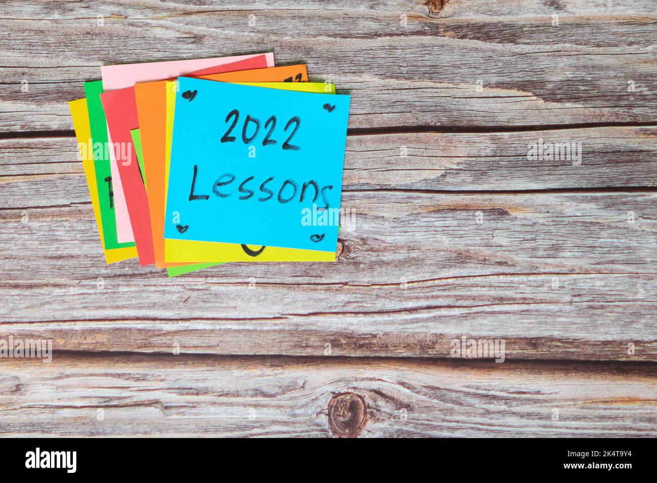 Jahr 2022 Life Lessons and Learnings Konzept. Haftnotizen auf blauem Hintergrund. Stockfoto