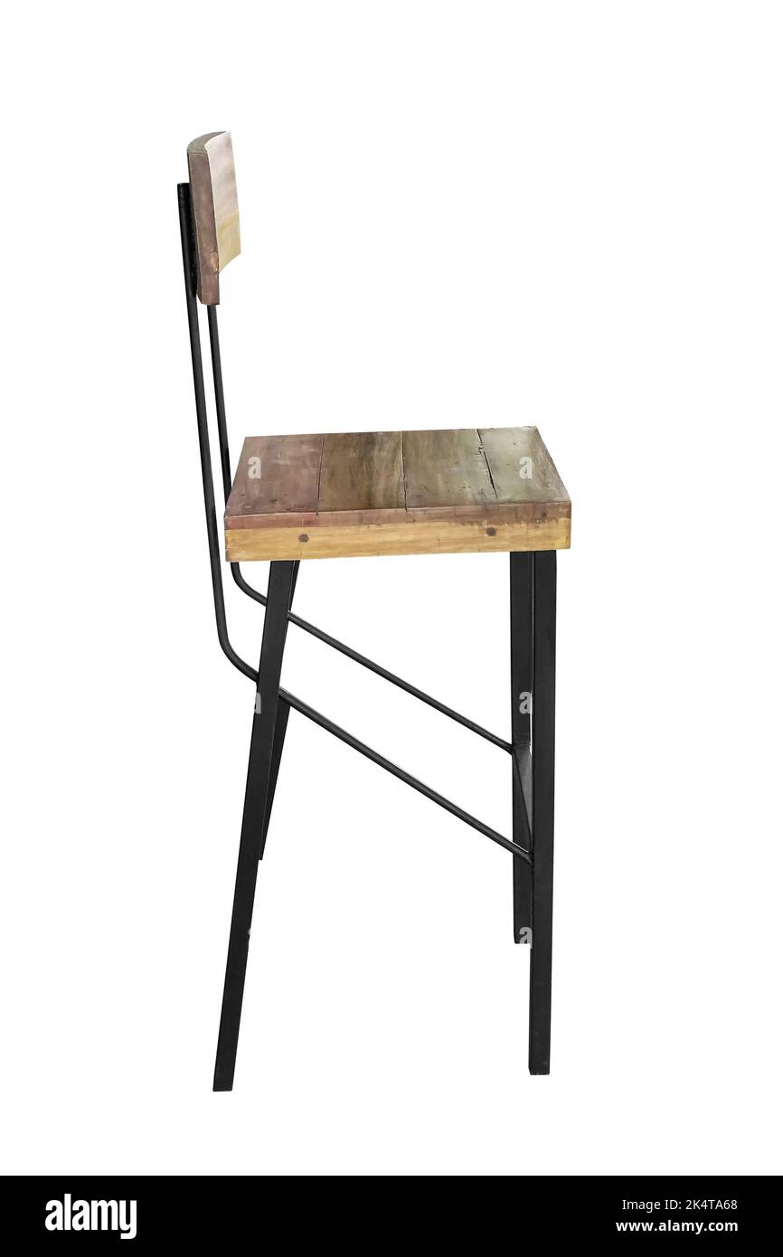 Holzstuhl mit Stahlbeinen simpel auf weißem Hintergrund, Arbeit mit Pfad. Stockfoto