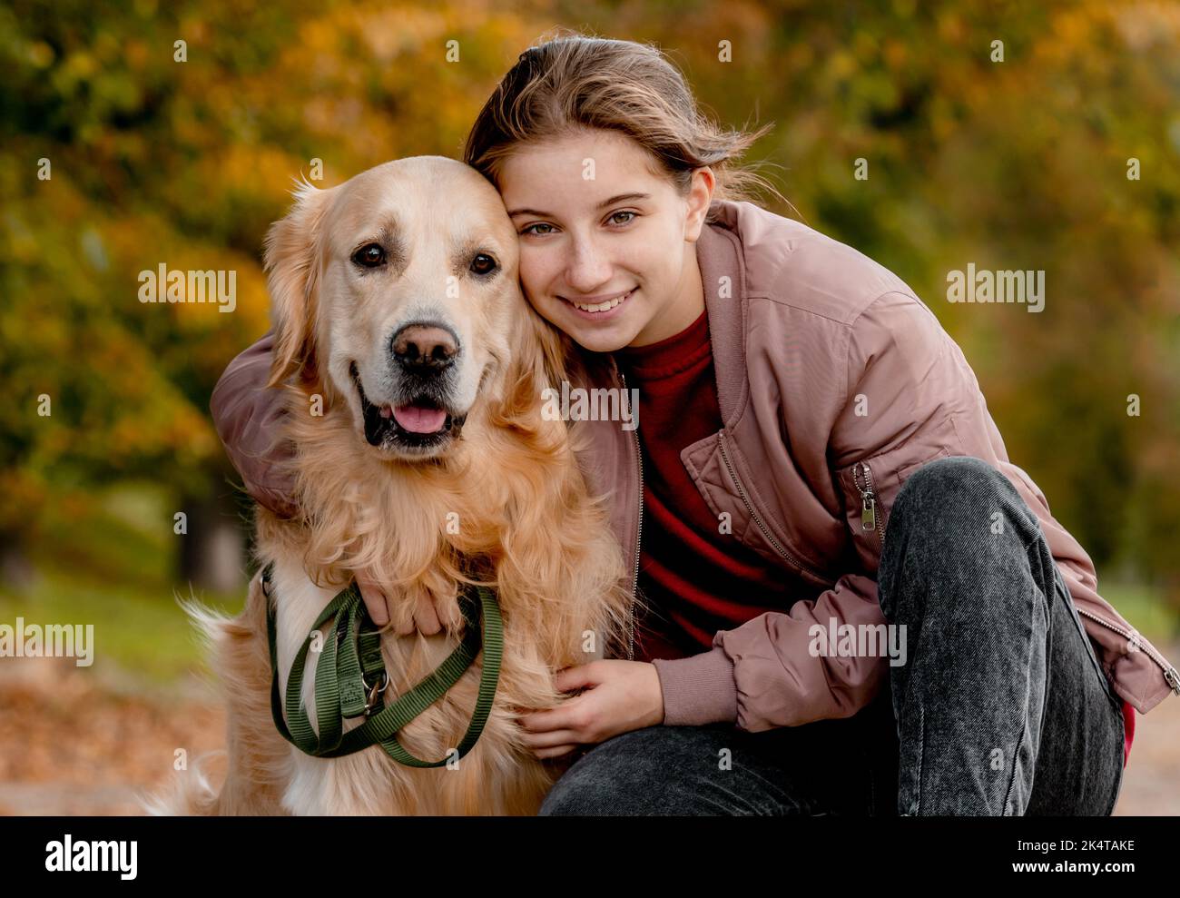 Präteen Mädchen mit goldenen Retriever Hund Stockfoto