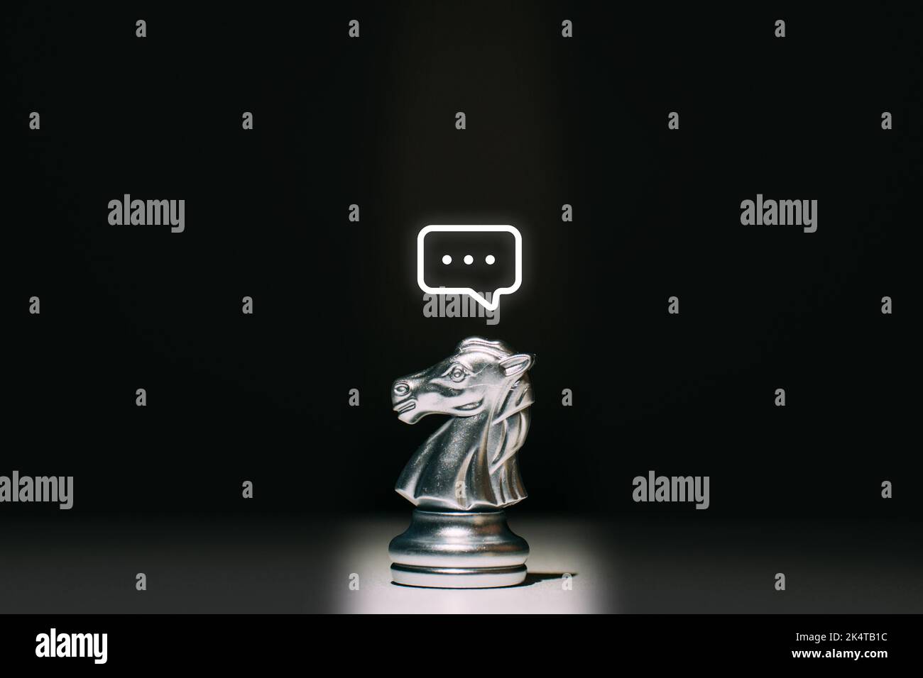 Ein Schachteil eines Pferdes mit einem Nachrichtensymbol darüber. Kommunikationskonzept und HR. Stockfoto