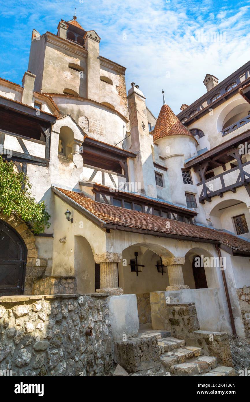 Nahaufnahme des Hofes von Dracula Schloss in Bran, Rumänien Stockfoto