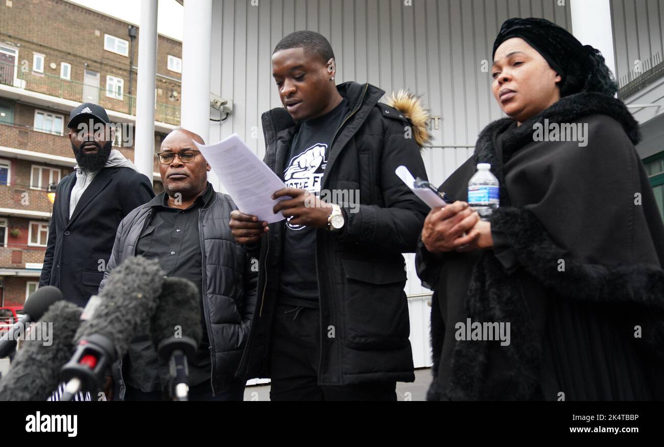 Chris Kabas Cousin Jefferson Bosela liest eine Erklärung vor dem Coroner's Court im inneren Süden Londons, zusammen mit Chris' Onkel Kiyika Nkama Nkamu (links), Vater Prosper Kaba (zweite links) und Mutter Helen Lumuanganu nach der Untersuchung seines Todes. Bilddatum: Dienstag, 4. Oktober 2022. Stockfoto