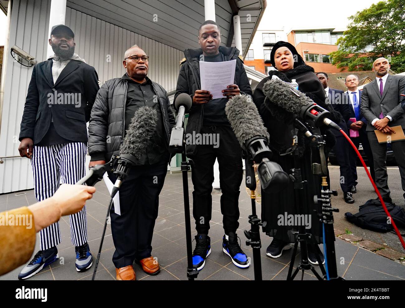 Chris Kabas Cousin Jefferson Bosela liest eine Erklärung vor dem Coroner's Court im inneren Süden Londons, zusammen mit Chris' Onkel Kiyika Nkama Nkamu (links), Vater Prosper Kaba (zweite links) und Mutter Helen Lumuanganu nach der Untersuchung seines Todes. Bilddatum: Dienstag, 4. Oktober 2022. Stockfoto