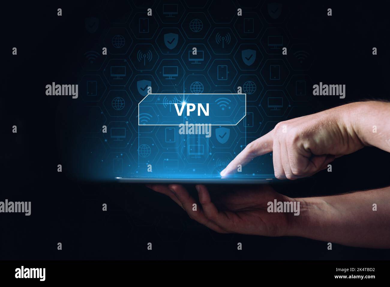 Virtual Private Network oder VPN. Person, die das Tablet mit den Symbolen Hologramm hält Stockfoto