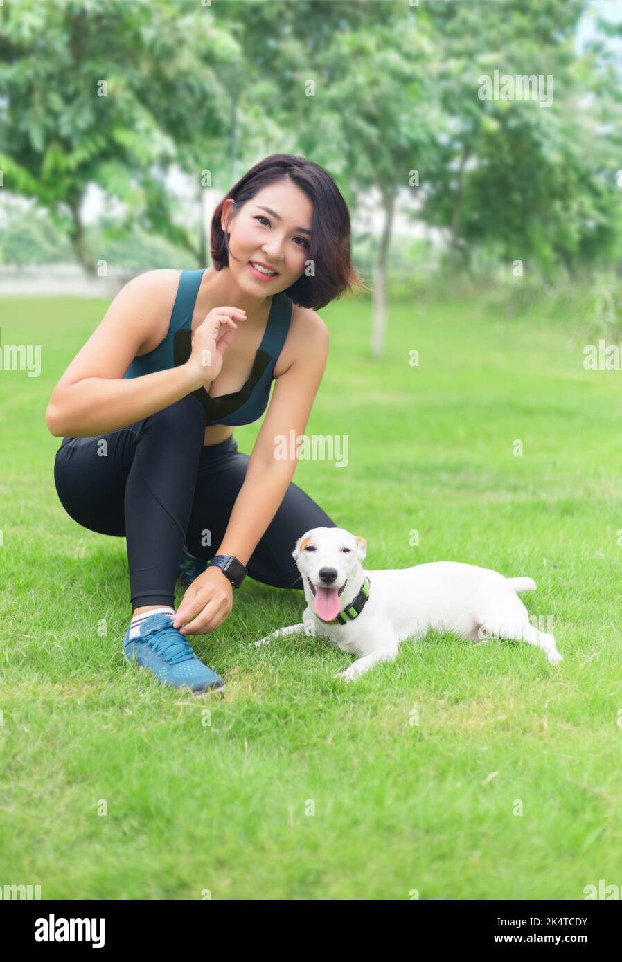 Happy Moment Frau und Hund auf Outdoor-Park. Gute Beziehung zu Mensch und Tier an sonnigen Tagen Stockfoto