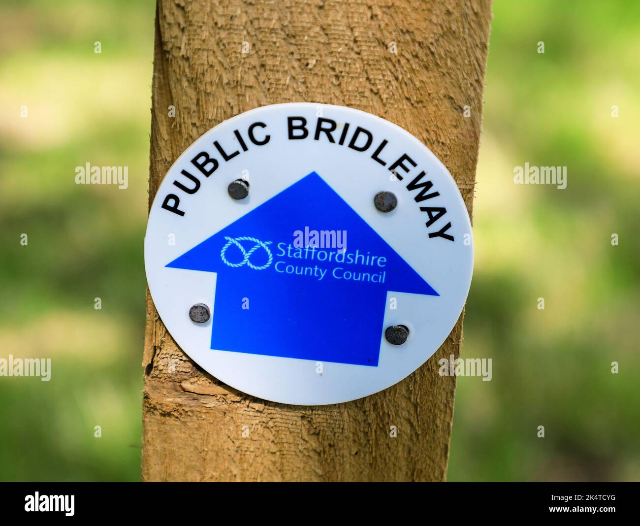 Ein Wegweiser mit der Aufschrift „öffentlicher Brückenweg“, der vom Staffordshire County Council, Staffordshire, England, Großbritannien, verfocht wurde Stockfoto