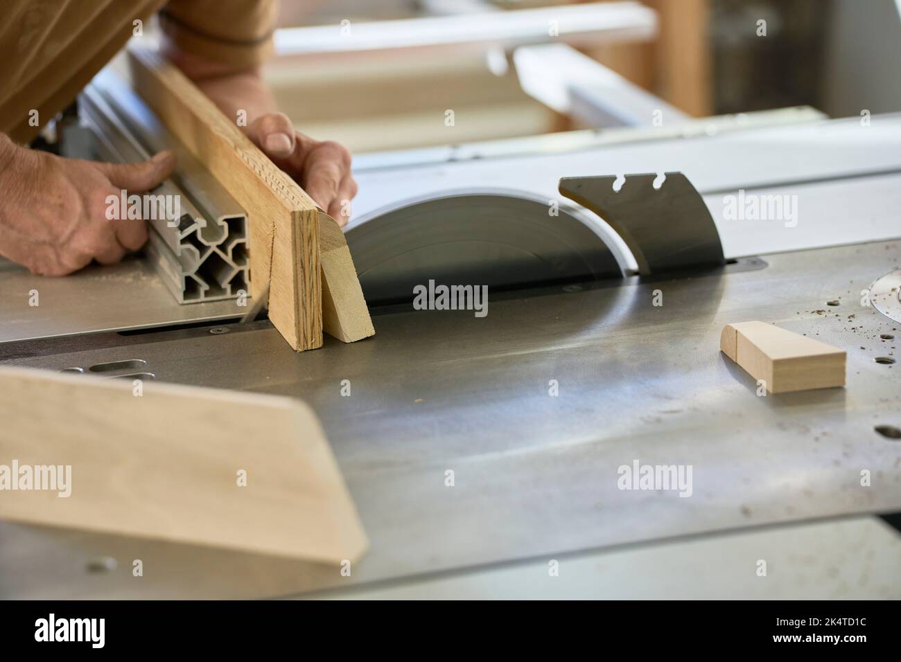 Die Hände Eines an der Kreissäge arbeitenden Holzarbeitens. Russikon, Schweiz Stockfoto