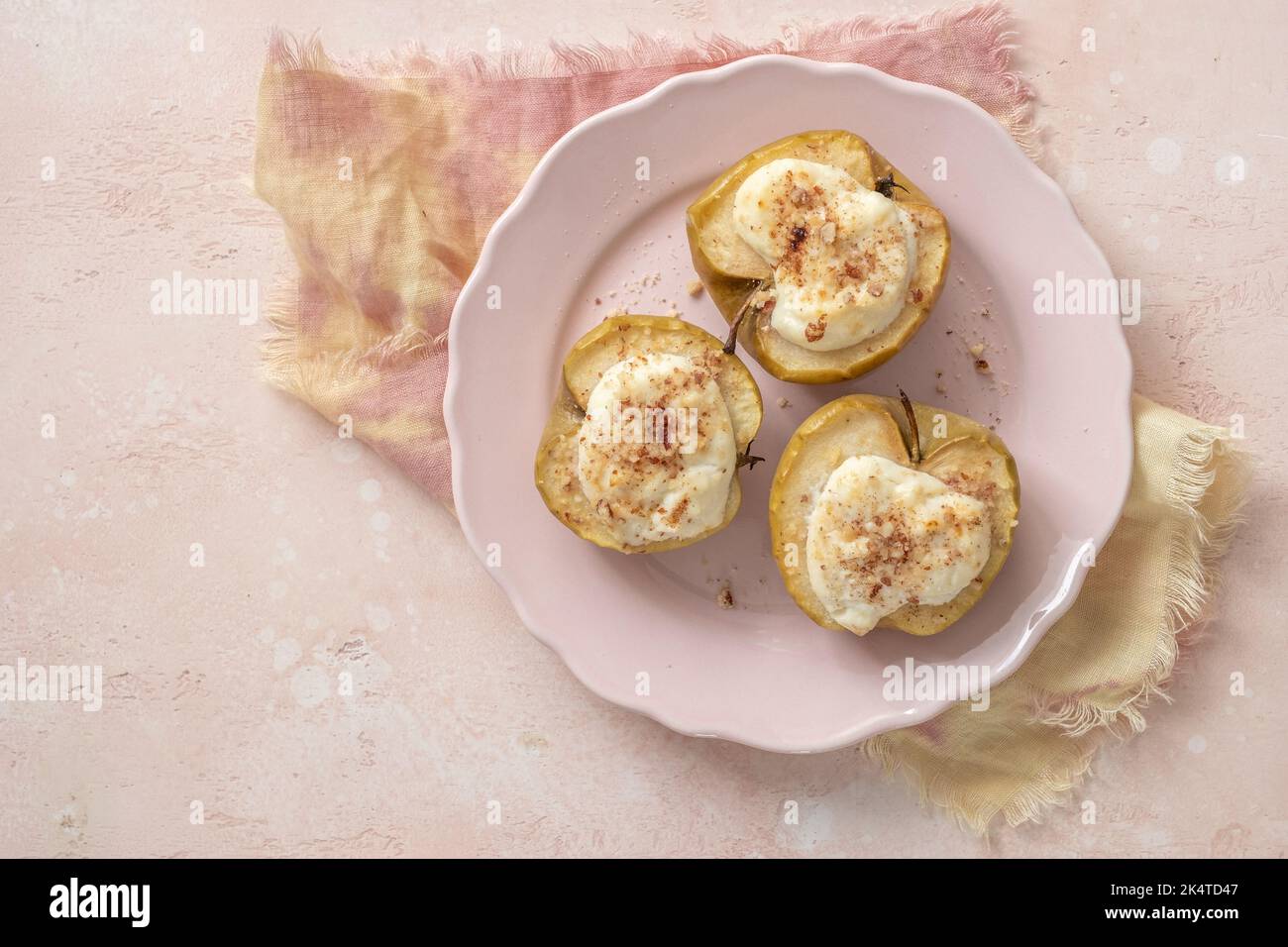 Gegrillte Äpfel gebacken mit Ricotta-Käse und Walnüssen. Honig Belag Stockfoto