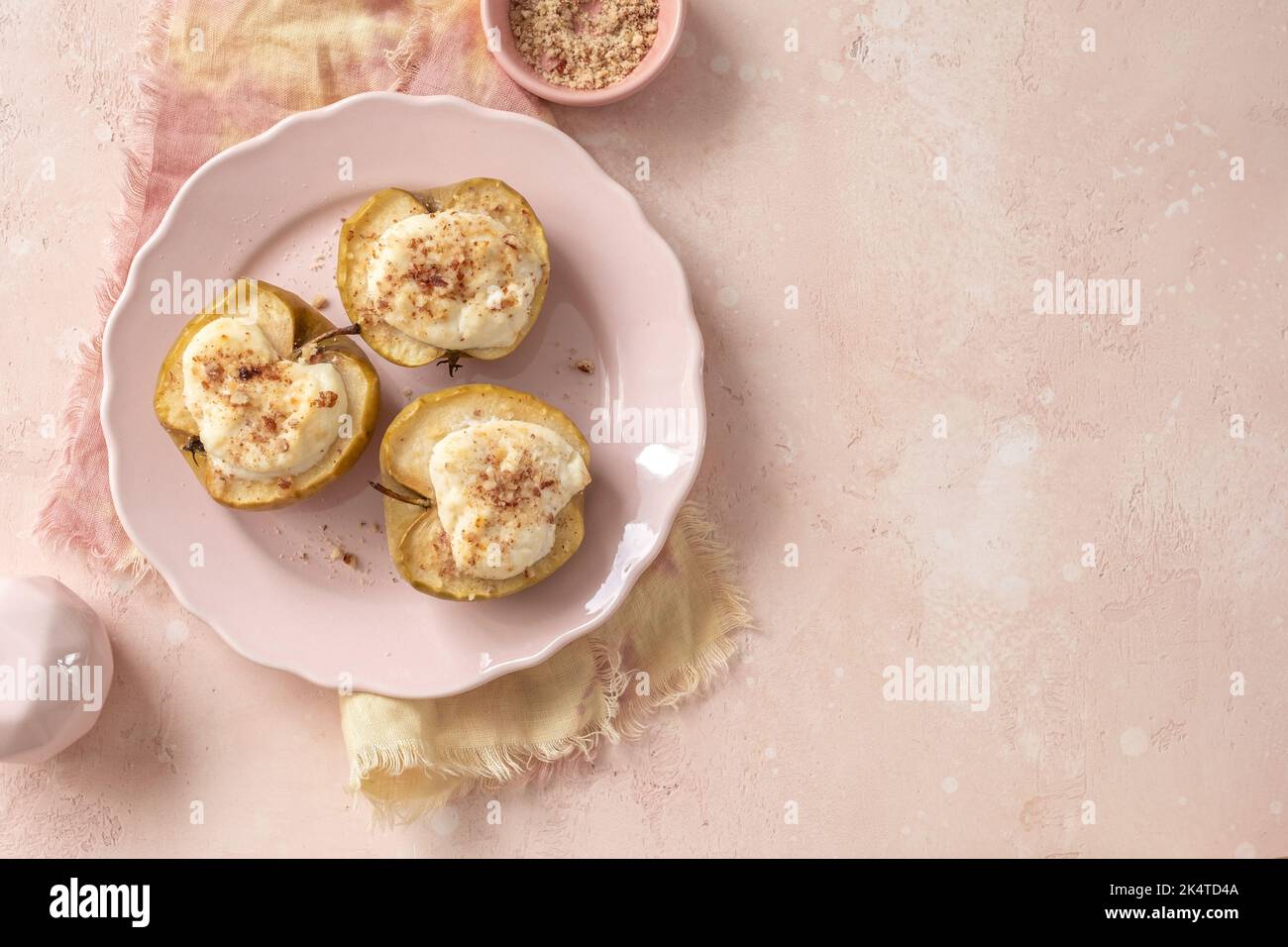 Gegrillte Äpfel gebacken mit Ricotta-Käse und Walnüssen. Honig Belag Stockfoto