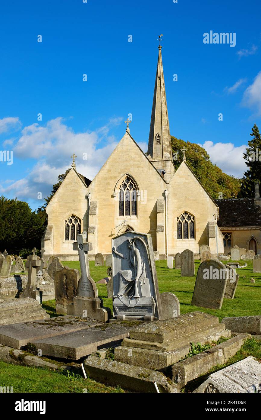 Der Kirchhof der St. Peter's Church, Leckhampton, Cheltenham, Gloucestershire Stockfoto Der Kirchhof der St. Peter's Church, Leckhampton, Cheltenham, Gloucestershire Stockfoto