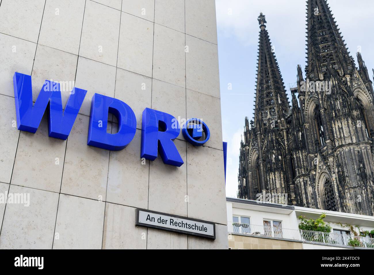 Köln, Oktober 03 2022: Das wdr-Logo auf dem Gebäude des Westdeutschen Rundfunks Köln mit dem Dom im Hintergrund Stockfoto