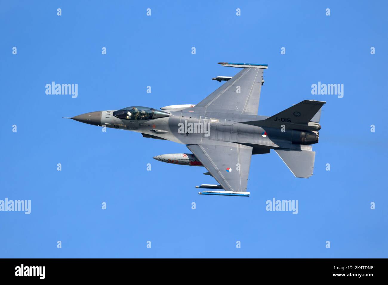 Royal Netherlands Air Force F-16 Kampfjet im Flug auf dem Luftwaffenstützpunkt Leeuwarden. Niederlande - 19. April 2018 Stockfoto