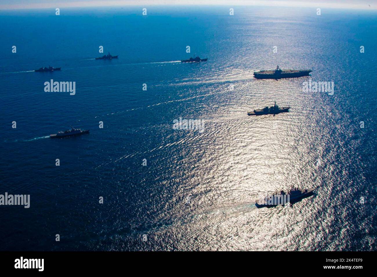 Südkorea. 29. September 2022. Der einzige forward-deployed Flugzeugträger der US Navys, USS Ronald Reagan (CVN 76), USS Chancellorsville (CG 62), USS Benfold (DDG 65), die Marine der Republik Korea (ROK), ROKS Gangwon (FFG 815), ROKS Gwanggaeto the Great (DDH 971), ROKS Munmu the Great (DDH 976), ROKS Seoae Ryu DDG 993 Dampfbildung in Gewässern östlich der koreanischen Halbinsel, September 29. Die Ronald Reagan Carrier Strike Group (CSG) beteiligt sich mit der ROK Navy an der Maritime Counter Special Operations Exercise (MCSOFEX), um die Interoperabilität und das Training zu stärken. Die US-Ro Stockfoto