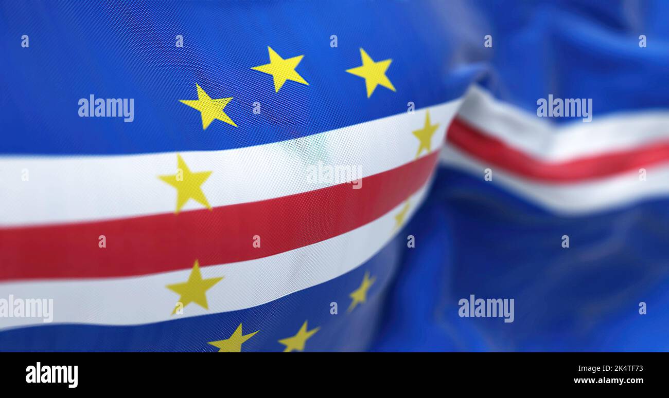 Nahaufnahme der kapverdischen Nationalflagge, die im Wind winkt. Die Republik Cabo Verde ist ein Inselstaat im zentralen Atlantischen Ozean. Fabr Stockfoto