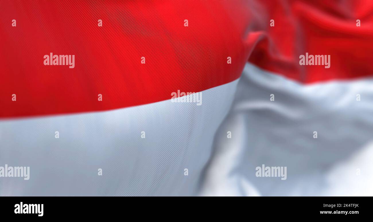 Nahaufnahme der indonesischen Nationalflagge, die im Wind winkt. Die Republik Indonesien ist ein Staat Südostasiens. Texturierter Hintergrund aus Stoff. S Stockfoto