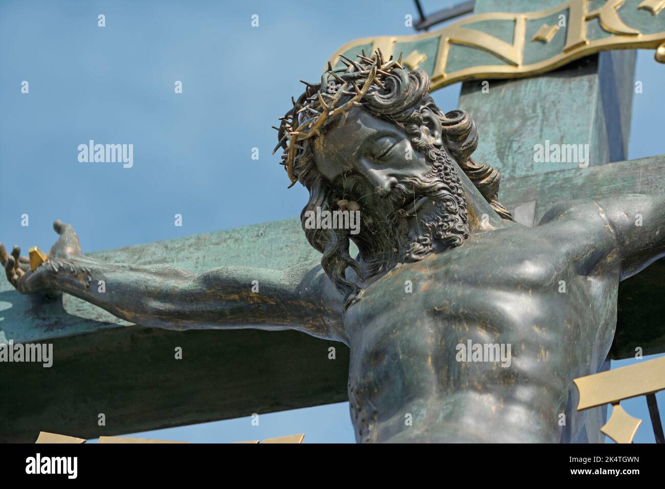 Nahaufnahme von Jesus am Kreuz, Prager Karlsbrücke, Tschechische Republik Stockfoto