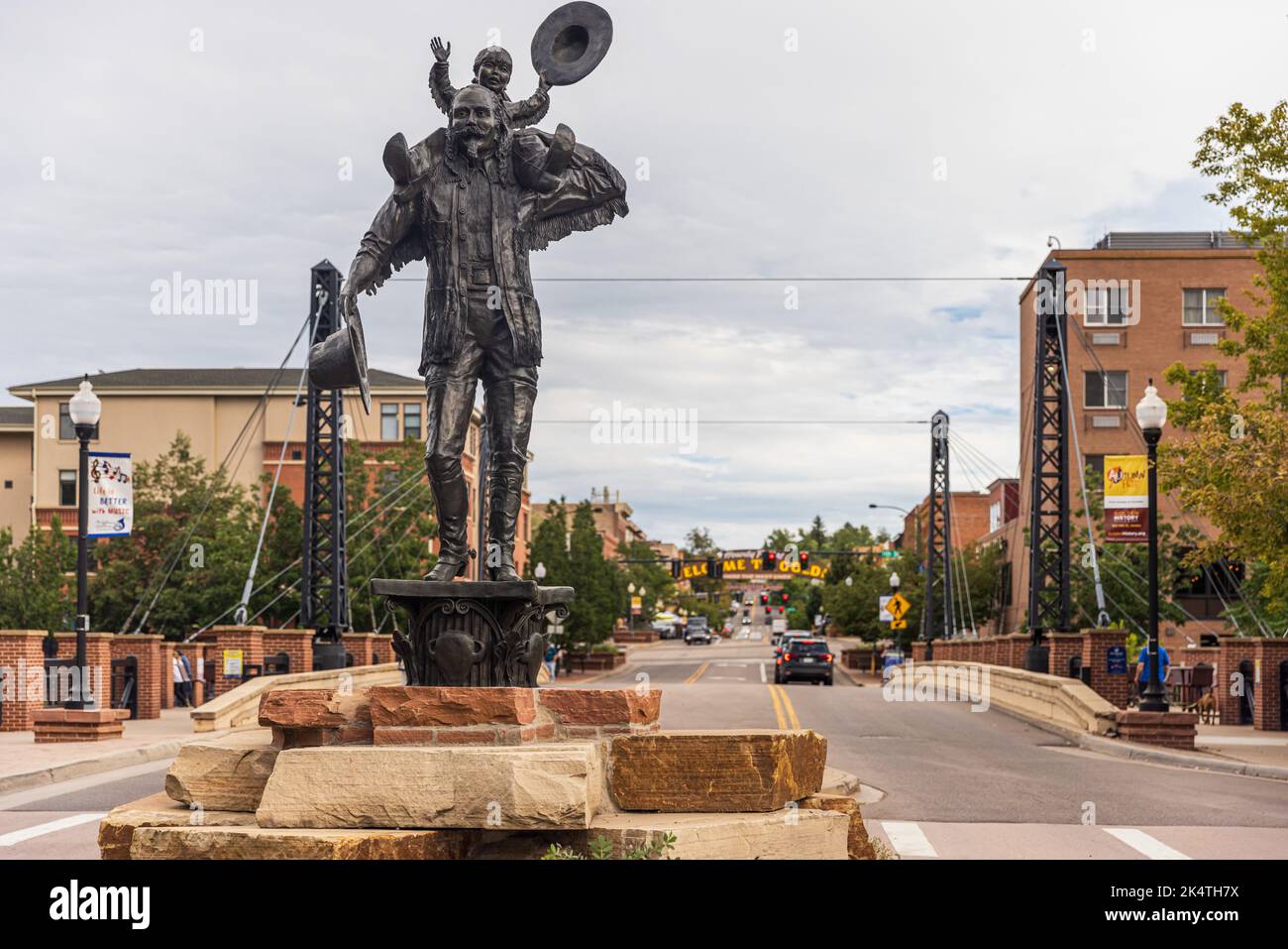 GOLDEN, CO, USA - 27. AUGUST 2022: Statue Howdy Folks, die Buffalo Bill auf der Main Street in Golden, Colorado darstellen. Stockfoto