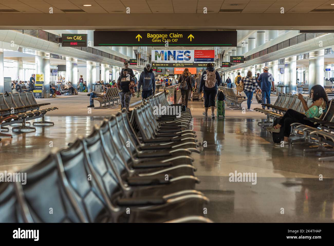 DENVER, CO, 28. AUGUST 2022. Im Inneren des Denver International Airport, mit Menschen im Erdgeschoss bei C-Gates. Stockfoto