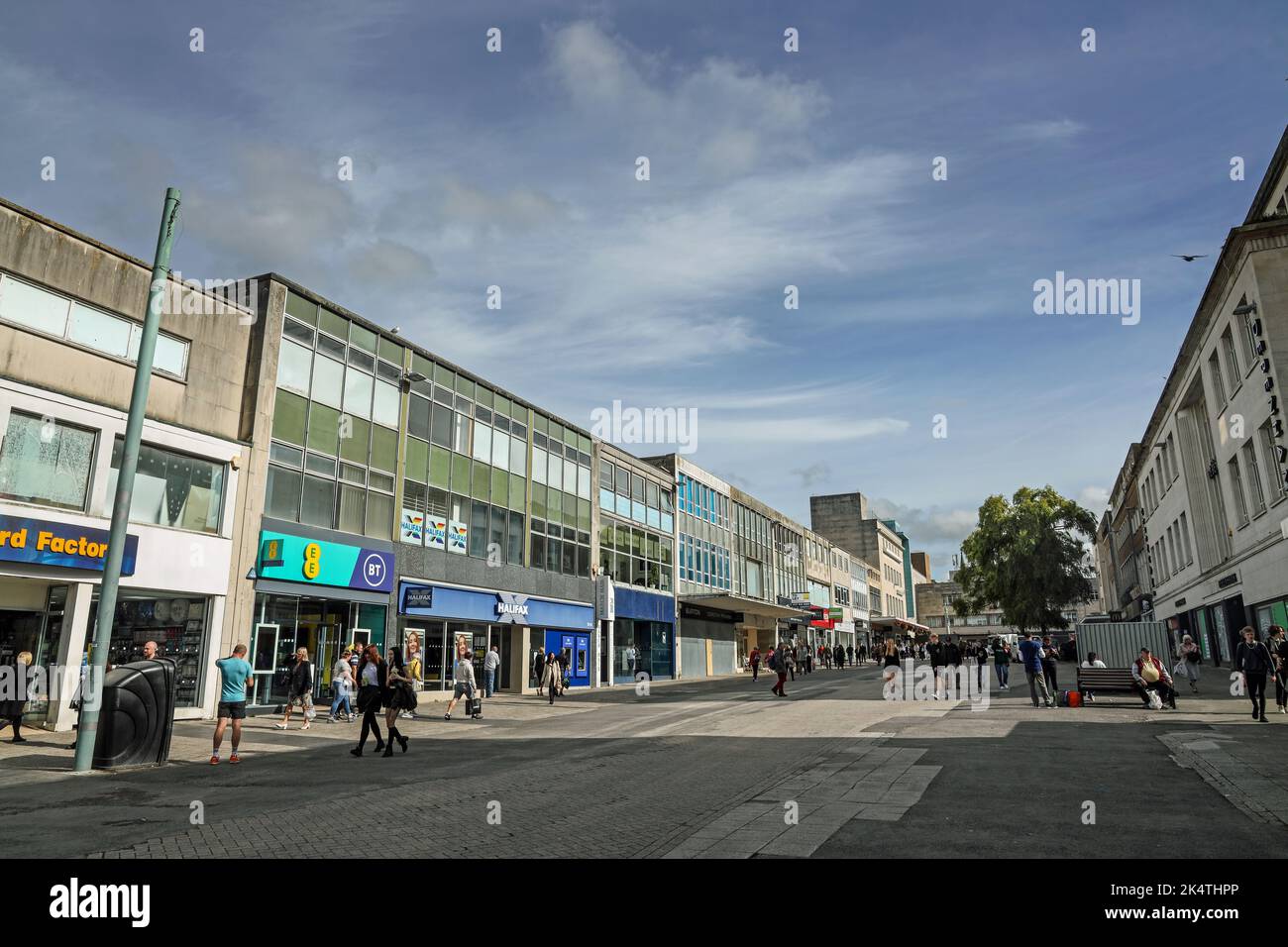 Große Einzelhändler stehen in der New George Street, Plymouth, Seite an Seite mit leeren Einheiten. Derzeit wird daran gearbeitet, das Stadtzentrum zum Einkaufen zu machen Stockfoto