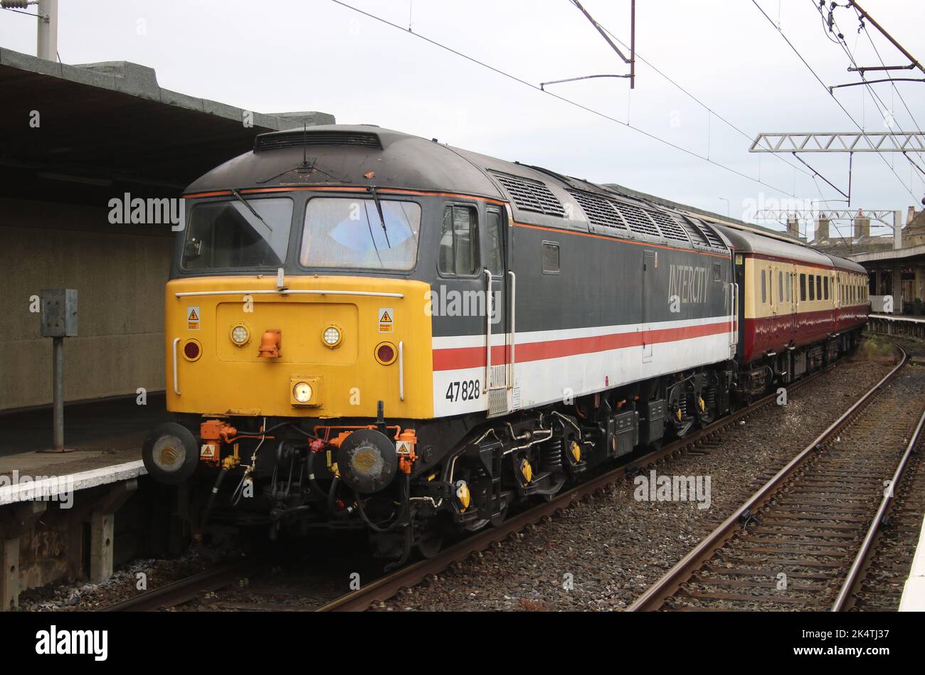 Steam Dreams der Lakes Express-Sonderzug, Bahnhof Carnforth, 30.. September 2022, dieselelektrische Lok der Baureihe 47 47282 in InterCity-Lackierung. Stockfoto