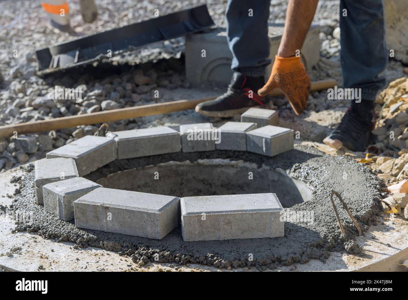 Bau eines Klärgruben-Schachtkanals für die Abwassersanierung durch einen Hausangestellte Stockfoto