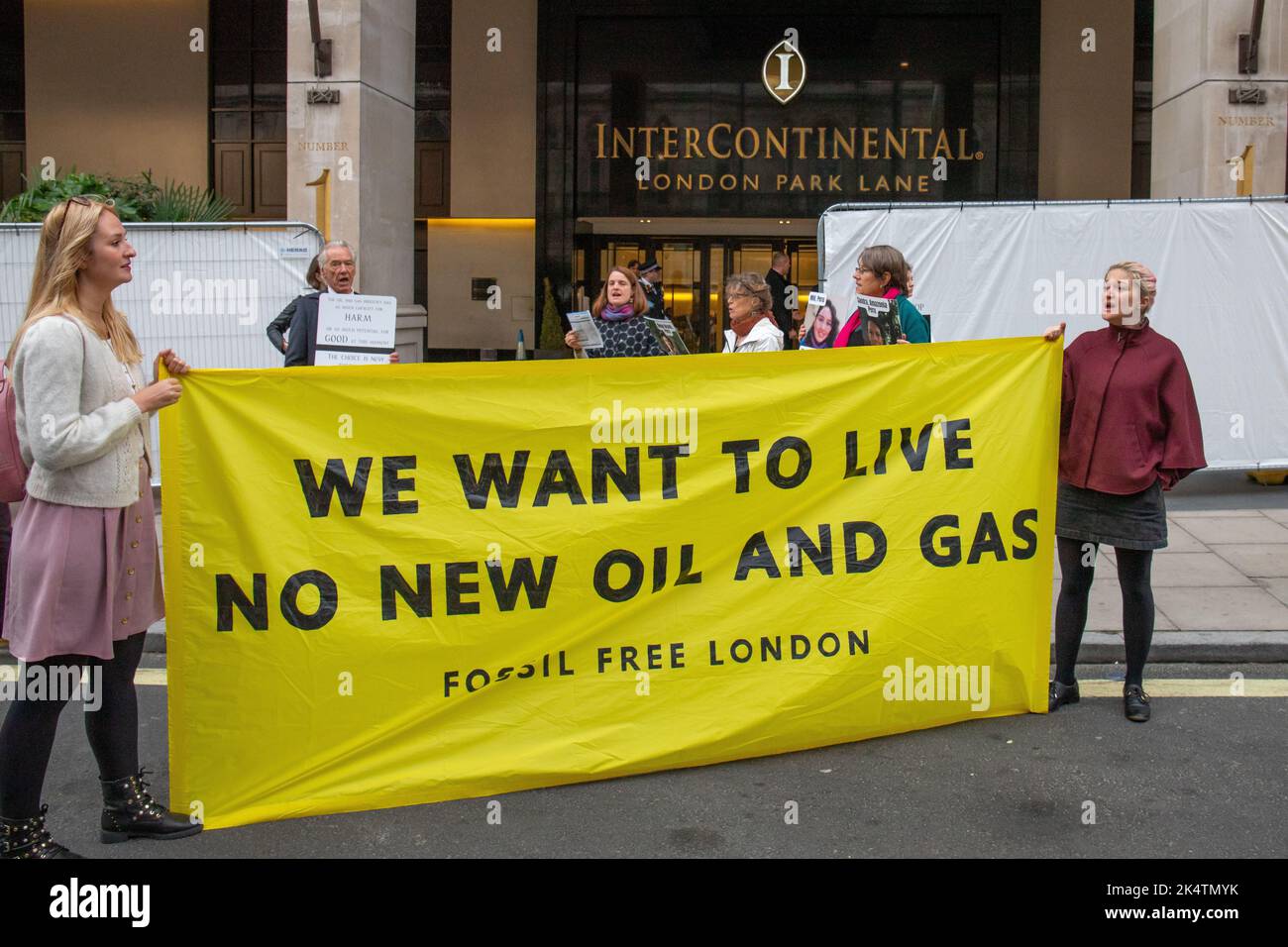 London, England, Großbritannien, 04/10/2022, Eine Koalition von Klimagruppen entgleist den Start des Energy Intelligence Forum (ehemals Oil and Money Forum) mit Straßen- und Türblöcken im Intercontinental Hotel, Park Lane. Die Koalition bestand aus XR Youth, Extinction Rebellion, Money Rebellion, Christian Climate Action, Fossil Free London und Debt for Climate Credit: Denise Laura Baker/Alamy Live News Stockfoto